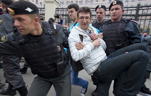 Задержание активистов на Петровке, 38. Фото Ильи Епишкина